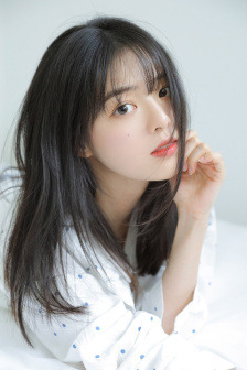 小女孩胸部